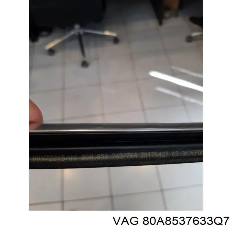 Купити 80A853763G3Q7 VAG Ущільнювач скла задніх дверей лівих, зовнішній (планка)