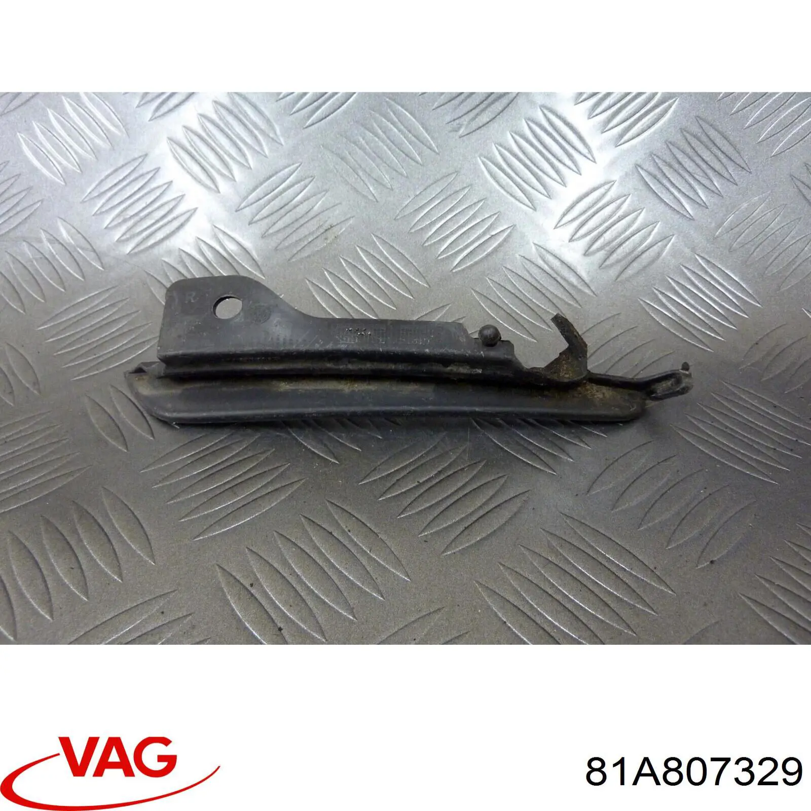 Купити 81A807329A VAG Лівий кронштейн кріплення бампера заднього