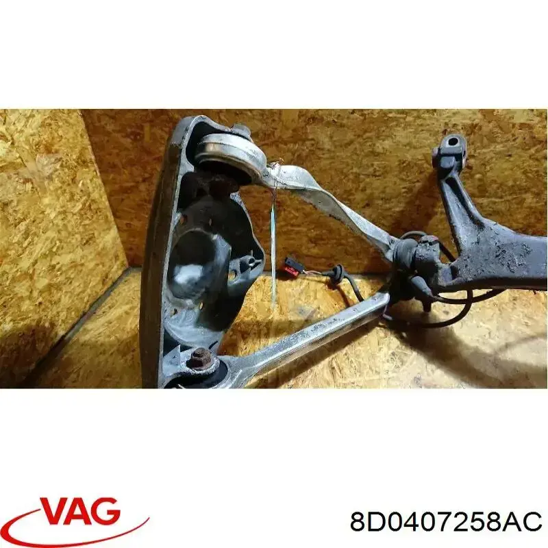 Цапфа - поворотний кулак передній, правий 8D0407258AC VAG