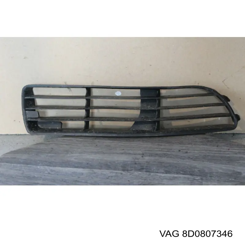 Купити 8D0807346 VAG Решітка переднього бампера, права