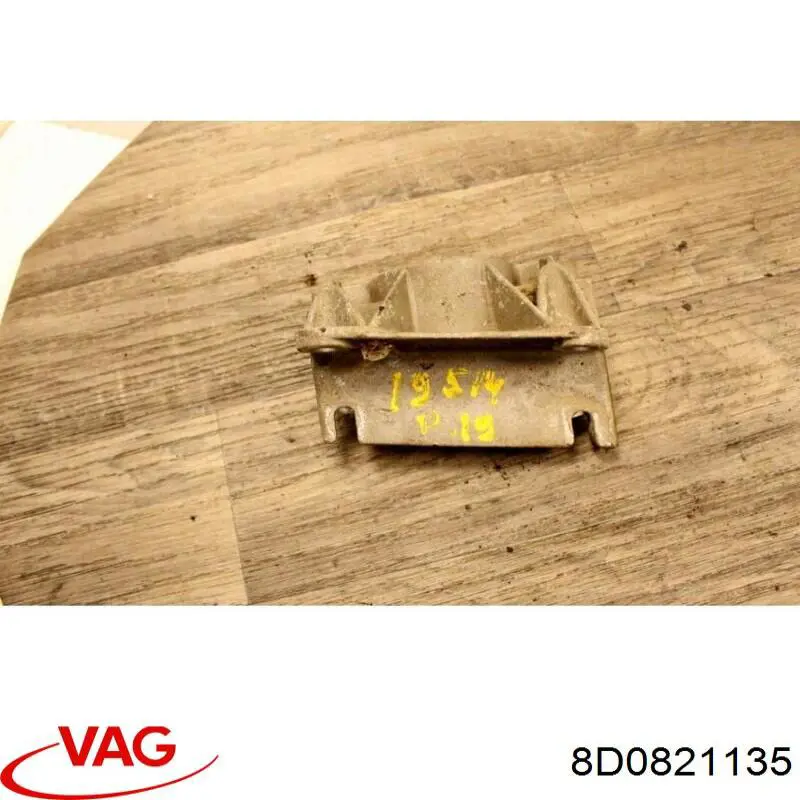 Купити 8D0821135 VAG Кронштейн кріплення крила переднього лівого, передній