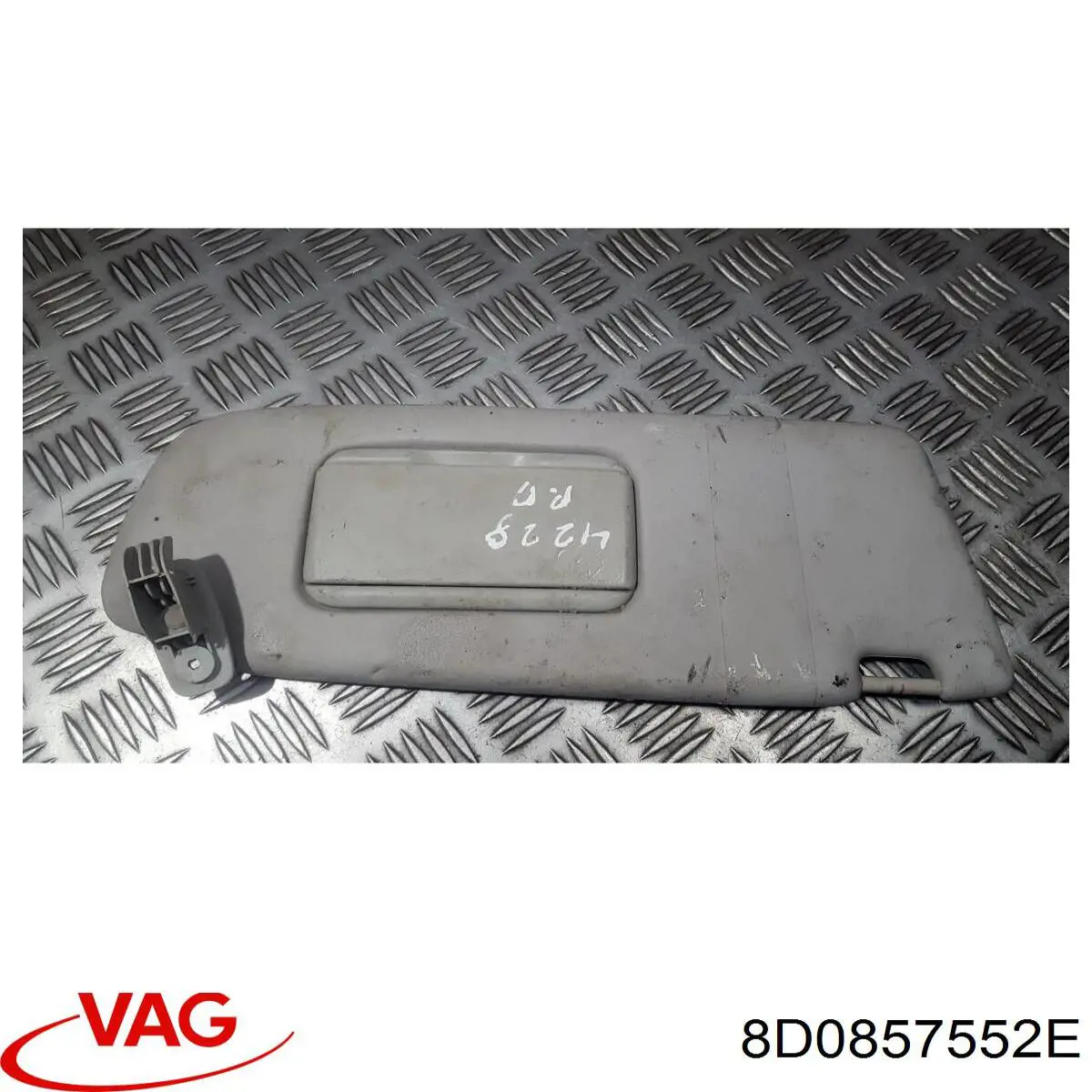 8D0857552E VAG Козирок протисонячний