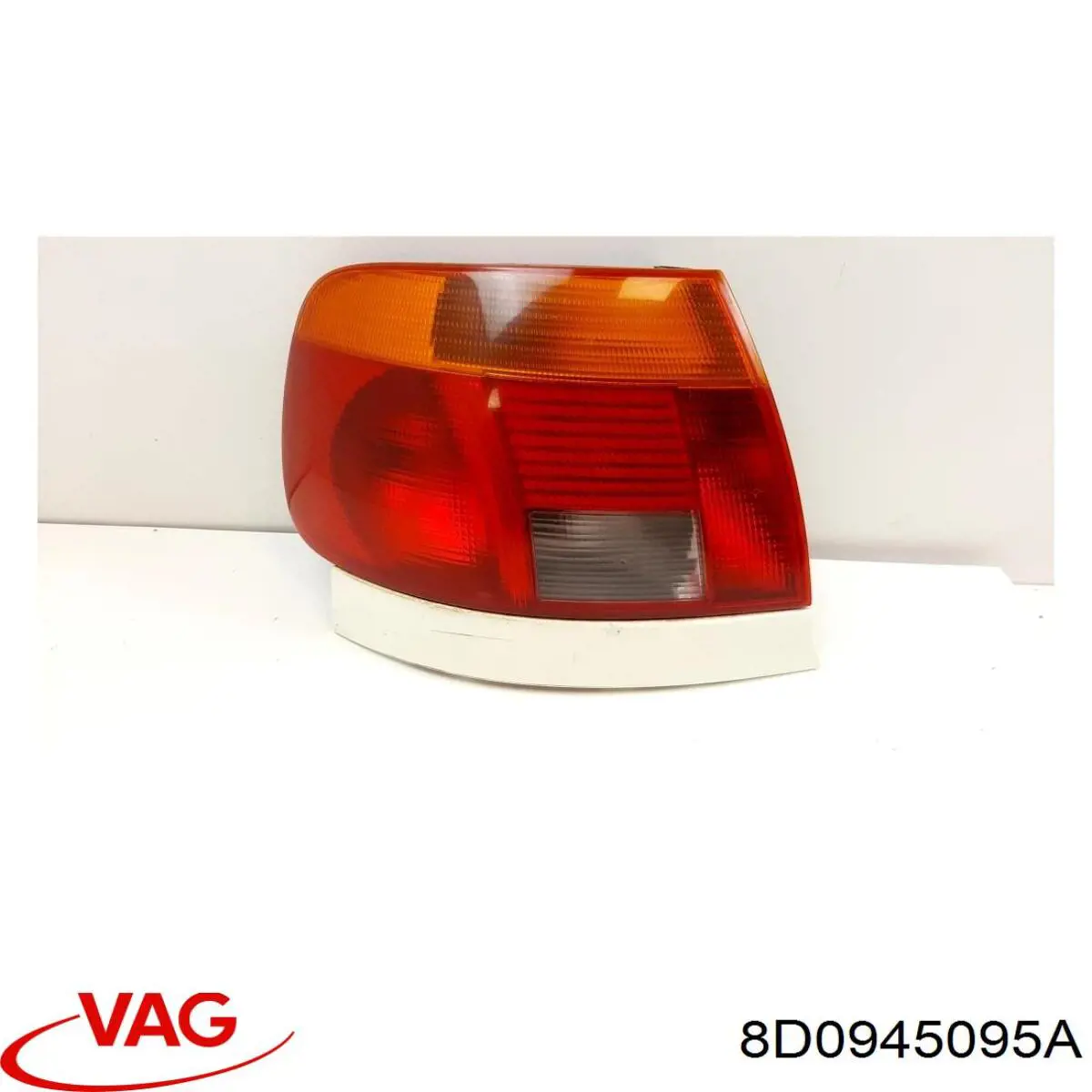 Ліхтар задній лівий VAG 8D0945095A ціна, від 27.87 USD