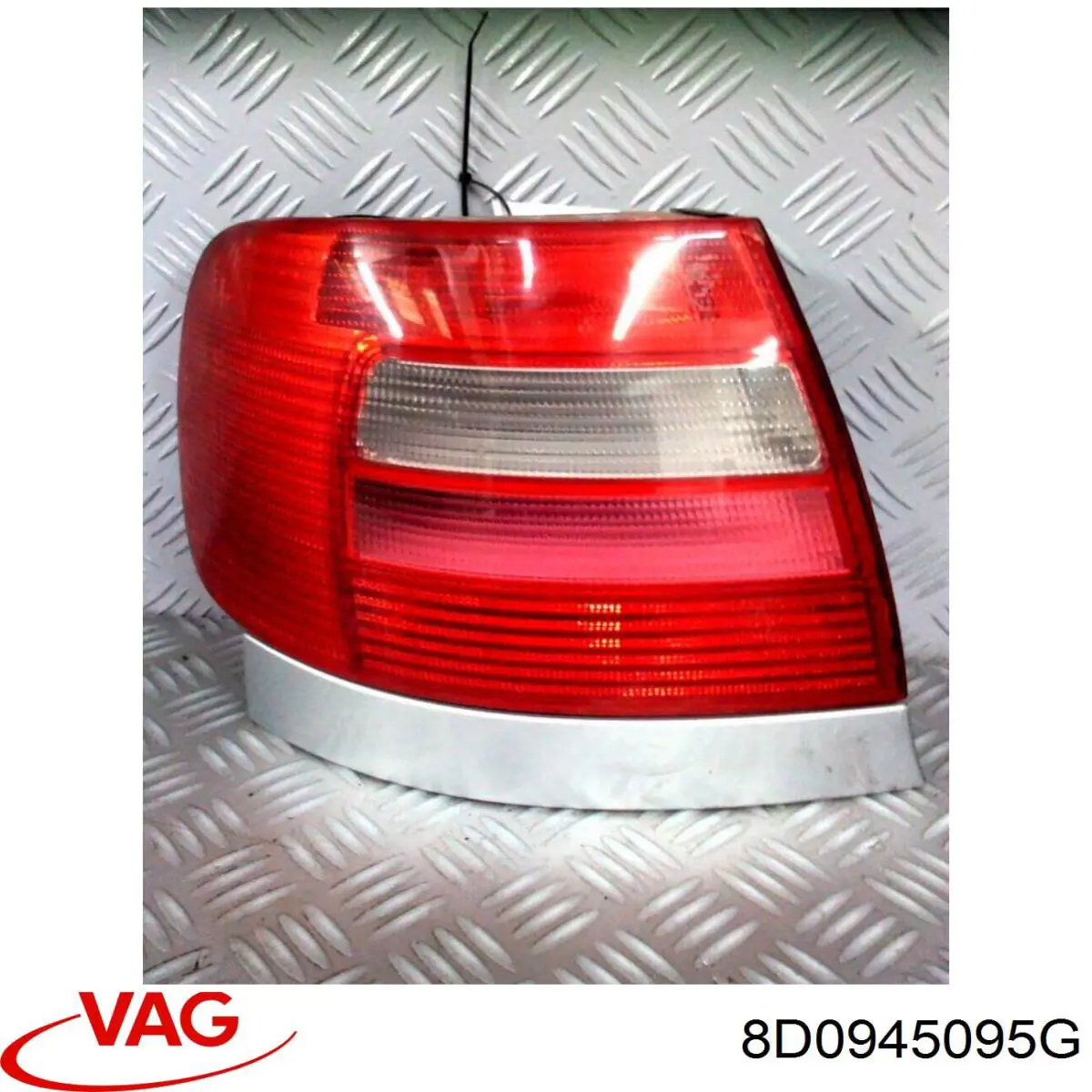 Купити 8D0945095G VAG Лівий стоп