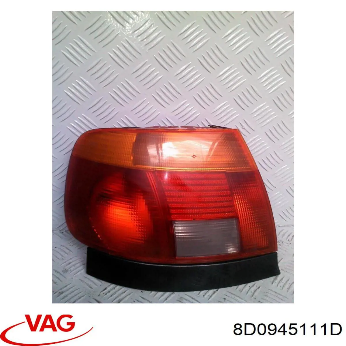 Ліхтар задній лівий VAG 8D0945111D ціна, від 42.90 USD