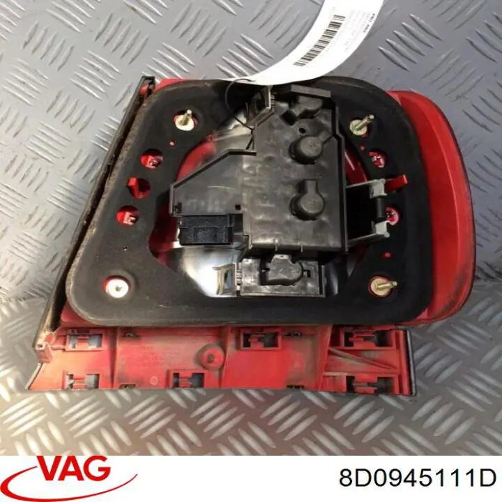 Купити 8D0945111D VAG Лівий стоп