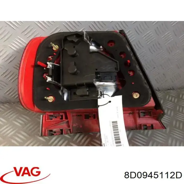Купити 8D0945112D VAG Задня права фара