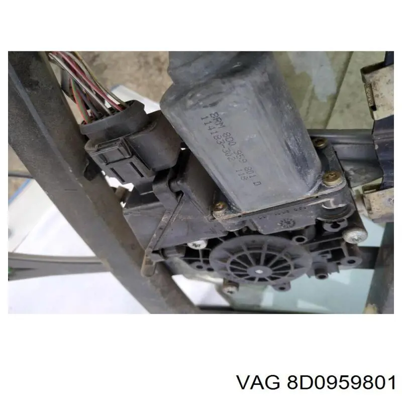 Двигун склопідіймача двері передньої, лівої 8D0959801 VAG