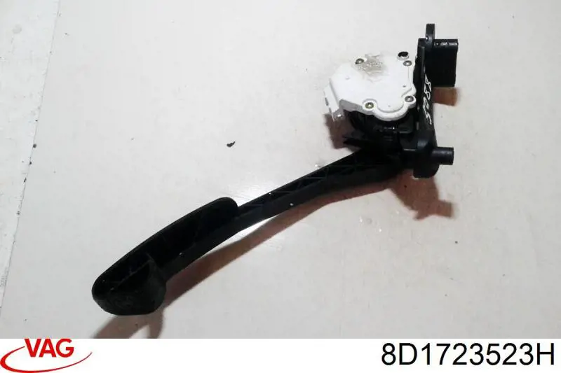 Підаль газу VAG 8D1723523H ціна, від 14.09 USD