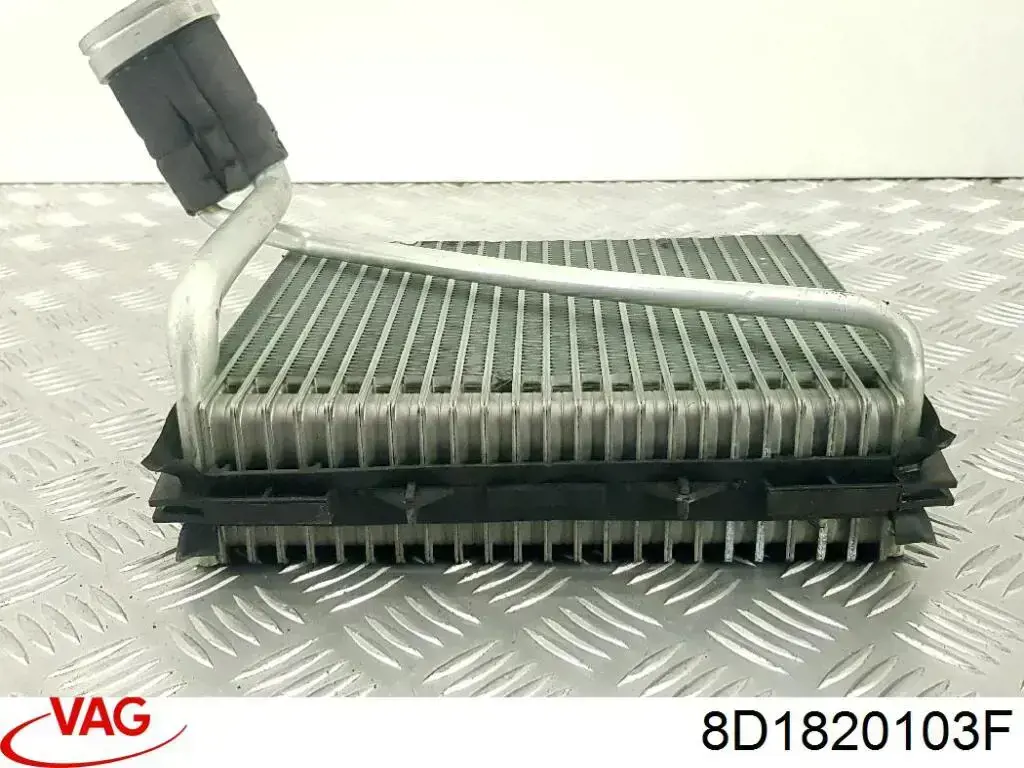 Купити 8D1820103F VAG Радіатор опалювача салону