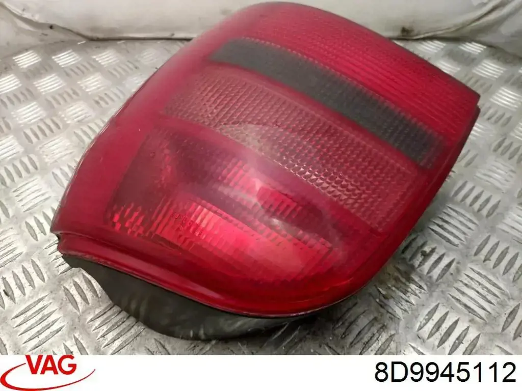 Задня права фара 8D9945112 VAG