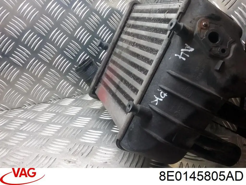 Купити 8E0145805AD VAG Радіатор интеркуллера