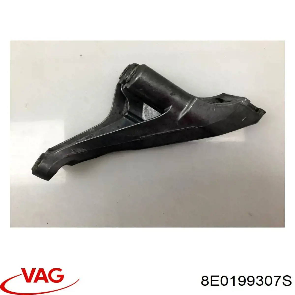 8E0199307S VAG Кронштейн подушки (опори) двигуна, лівої