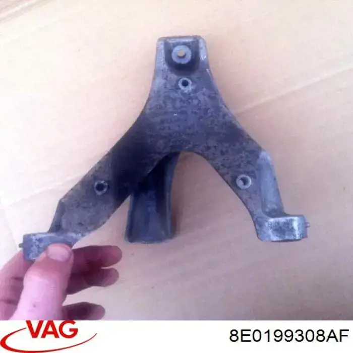 8E0199308AF VAG Кронштейн подушки (опори) двигуна, правої