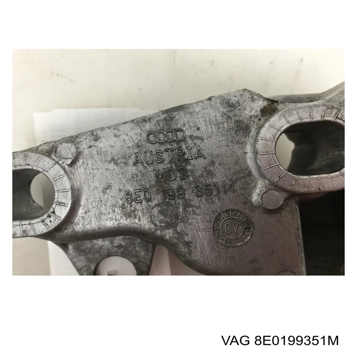 8E0199351M VAG кронштейн подушки (опори двигуна, лівої)