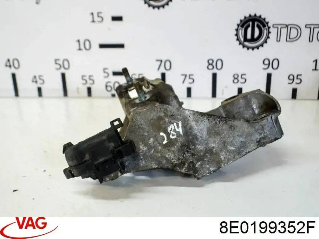 Кронштейн подушки (опори) двигуна, правої VAG 8E0199352F ціна, від 9.84 USD