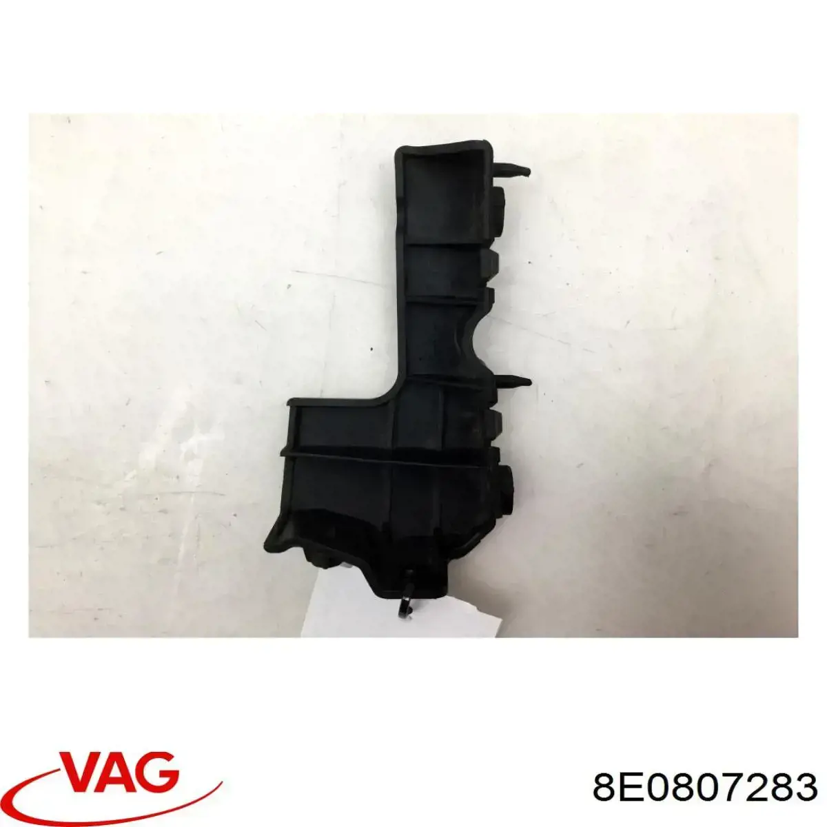 Направляюча переднього бампера, ліва VAG 8E0807283 ціна, від 6.33 USD
