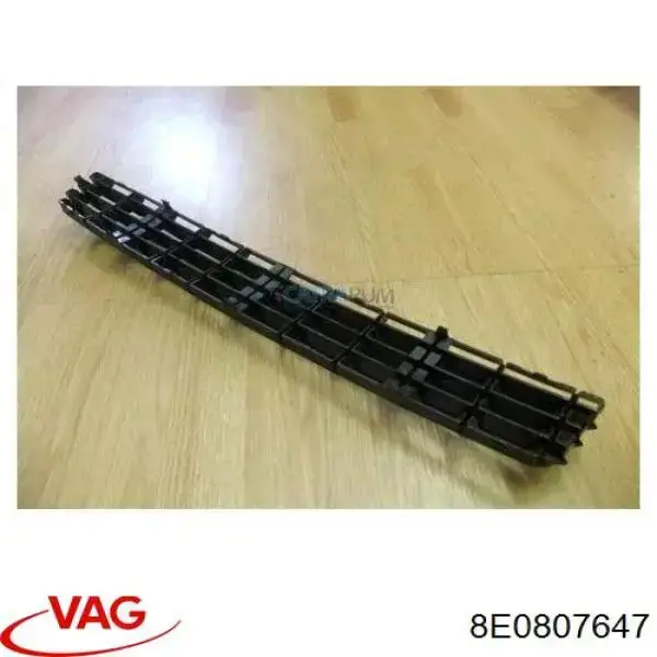 Решітка переднього бампера, центральна 8E0807647 VAG