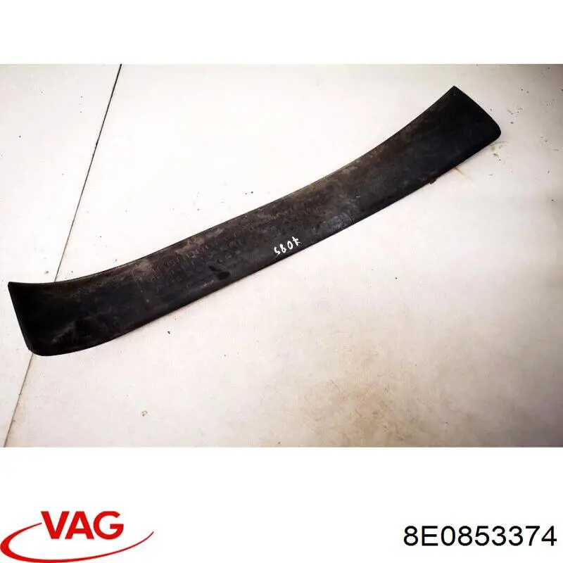 Накладка дверного порогу внутрішня, передня права 8E0853374 VAG