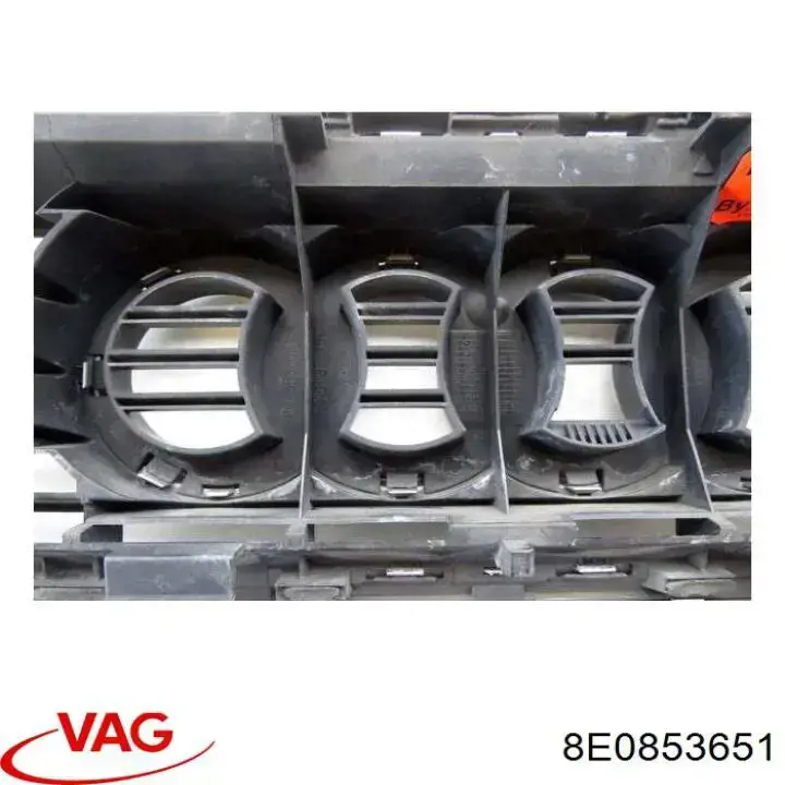 Решітка радіатора 8E0853651 VAG