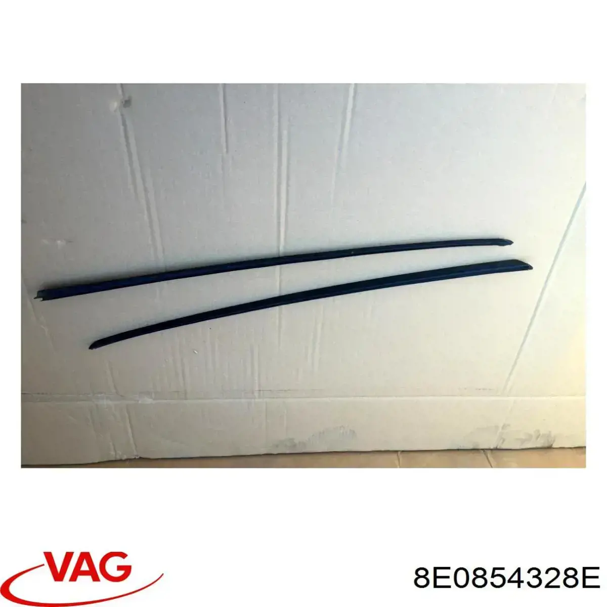 Купити 8E0854328G01C VAG Захисна накладка вітрового скла права