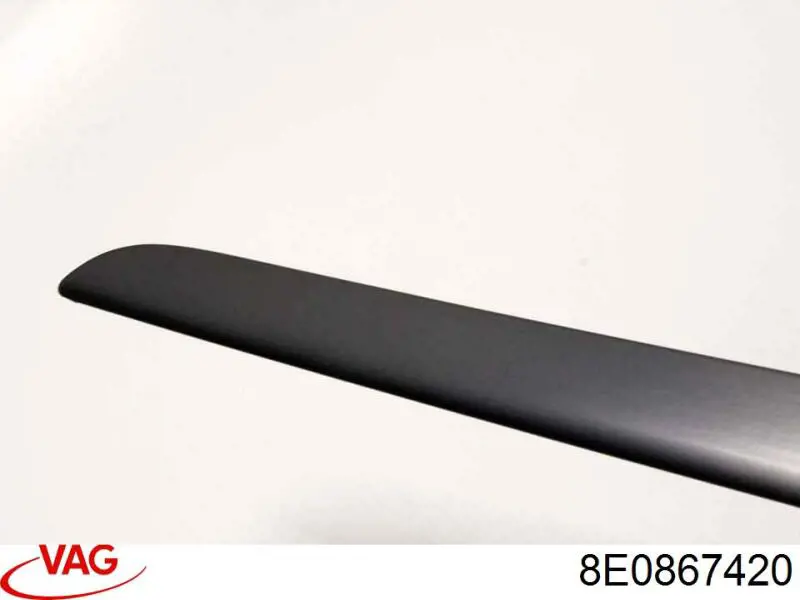Накладка задньої правої двері VAG 8E0867420