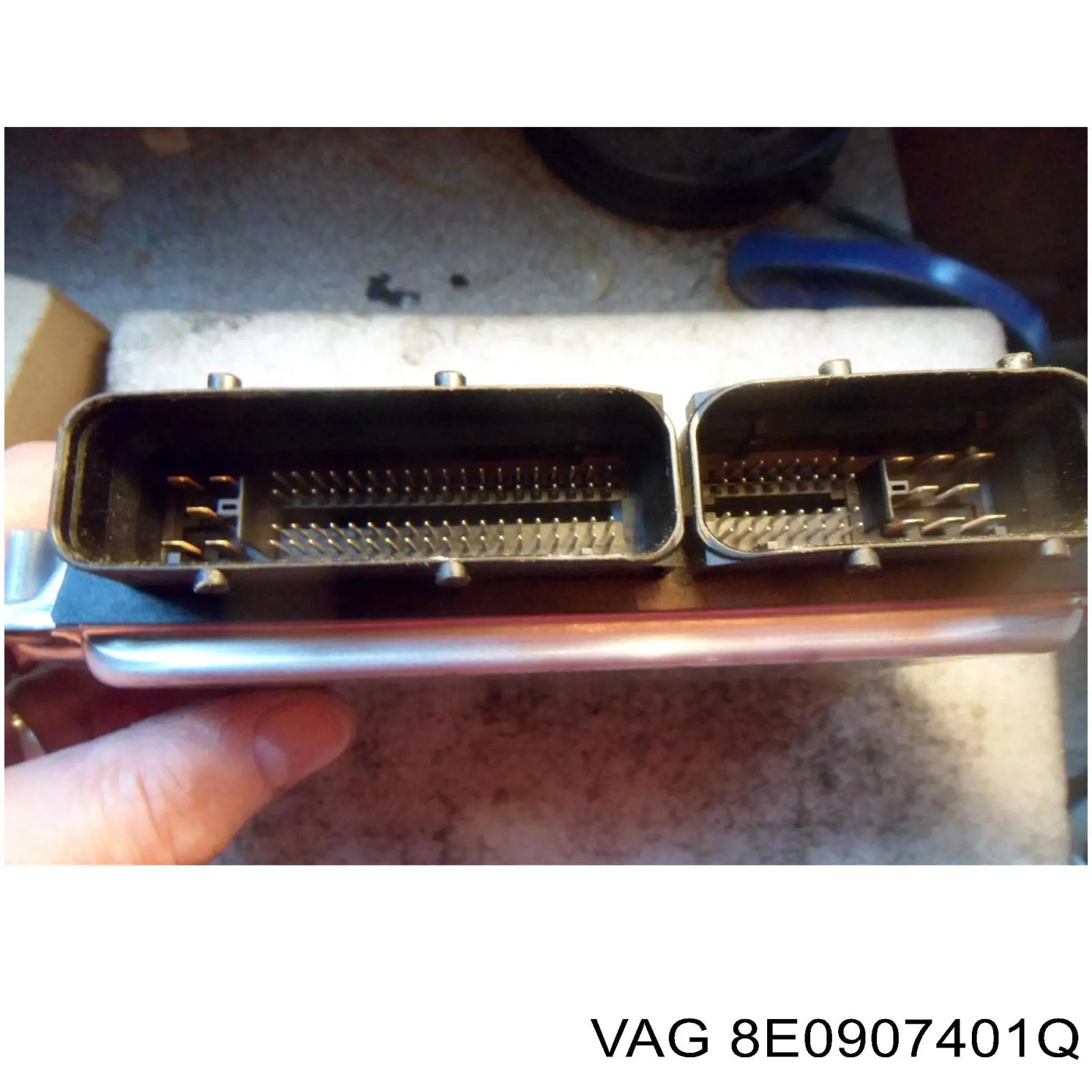 Електронний блок керування двигуном 8E0907401Q VAG