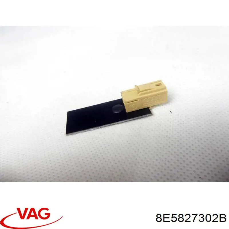 Шарнір кришки багажника VAG 8E5827302B