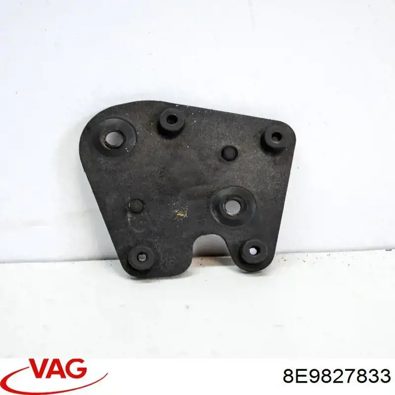 Купити 8E9827833 VAG Мотор-привід відкр/закр. замку багажника (3/5-х дв.)