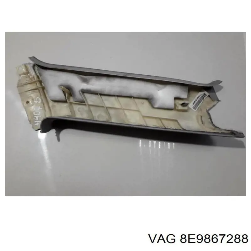 Купити 8E9867288 VAG Обшивка стійки кузова внутрішня, задня права