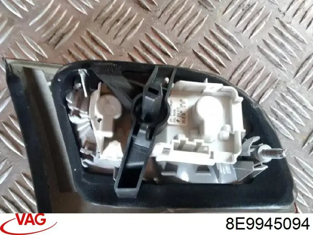 Ліхтар задній правий, внутрішній 8E9945094 VAG