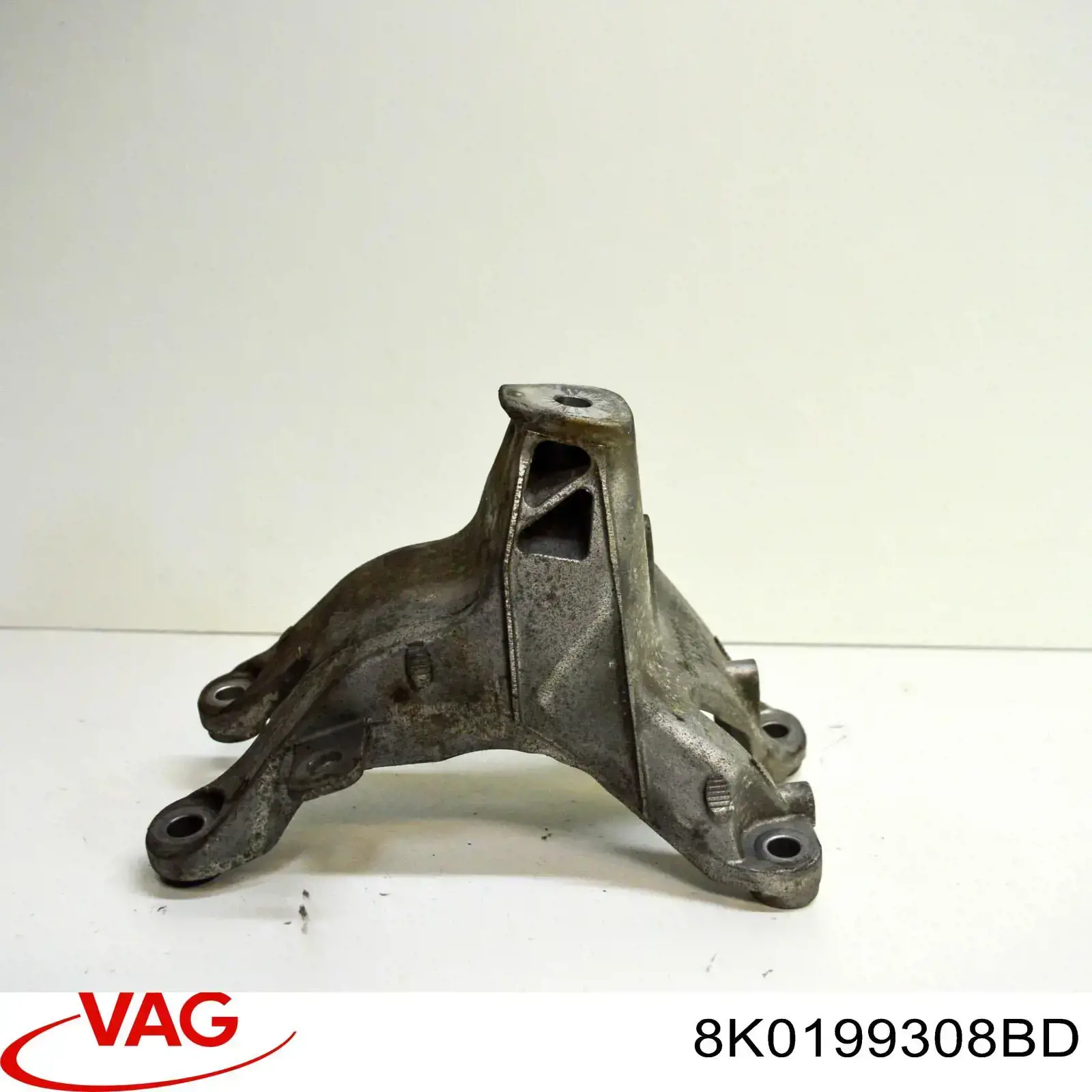 8K0199308AL VAG Кронштейн подушки (опори) двигуна, правої