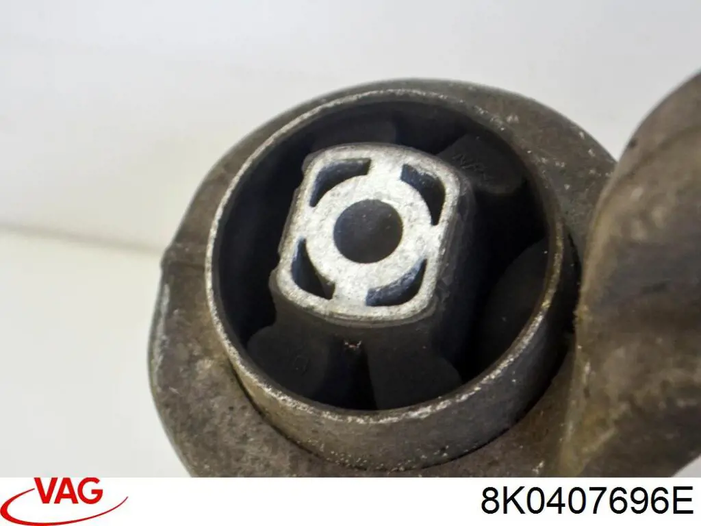 Важіль передньої підвіски нижній, правий 8K0407696E VAG