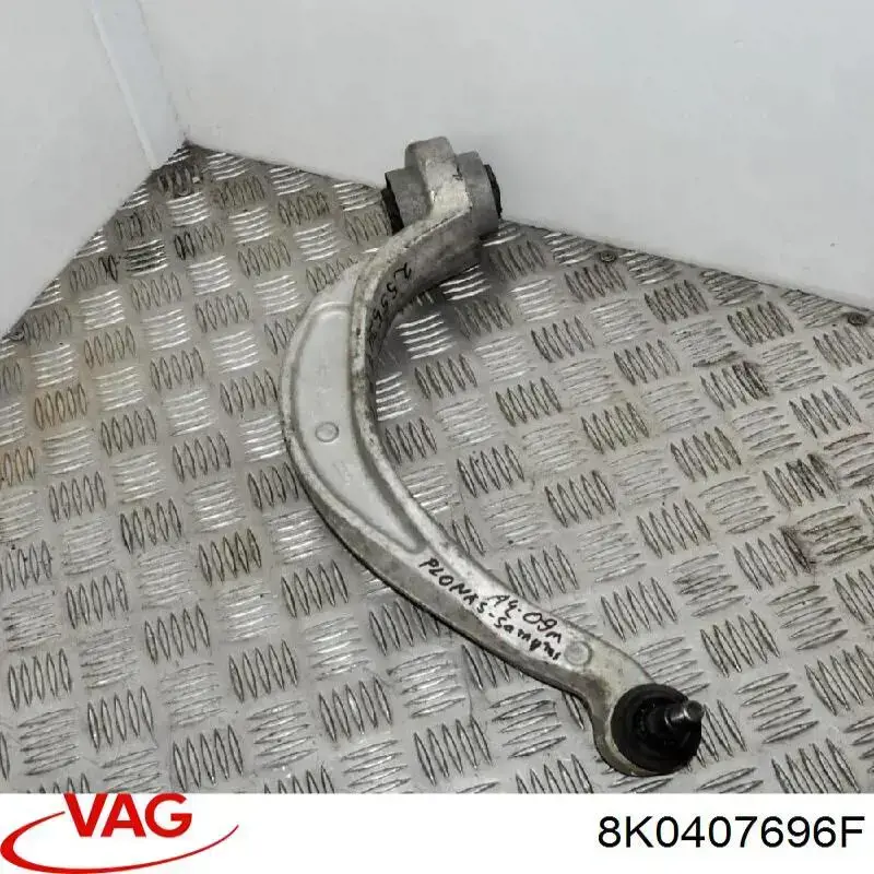 8K0407696F VAG Важіль передньої підвіски нижній, правий