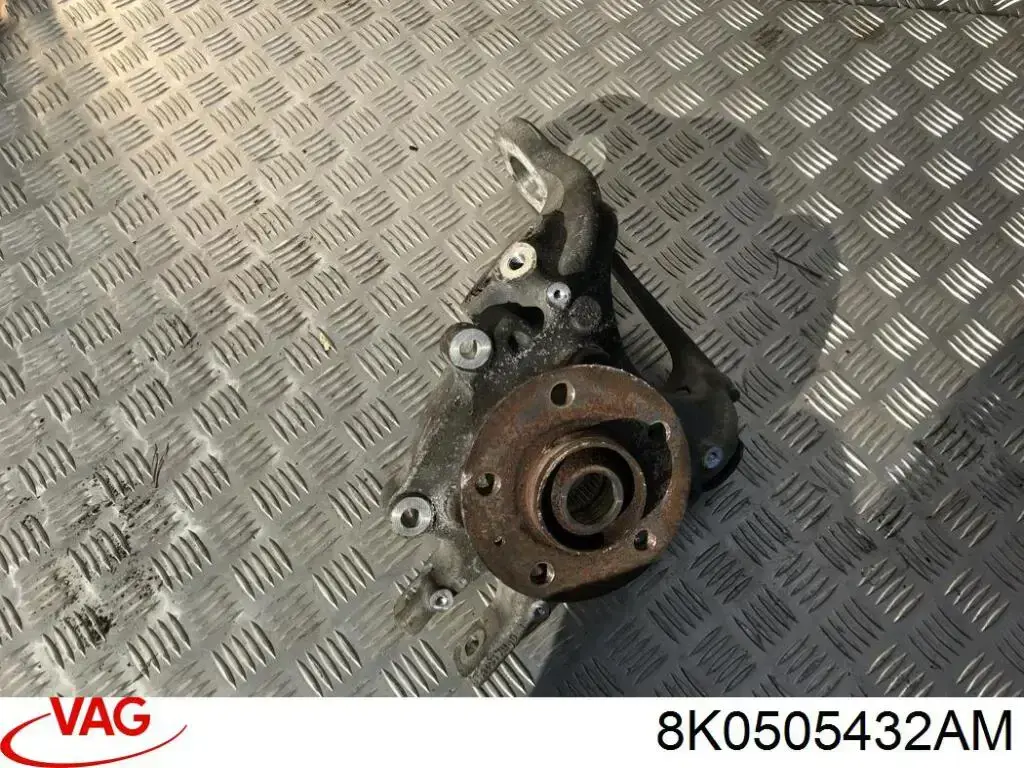 Купити 8K0505432AM VAG Кулак поворотний правий
