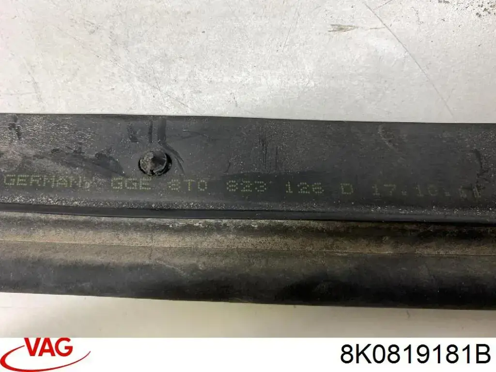 Решітка вентиляційна задня 8K0819181B VAG