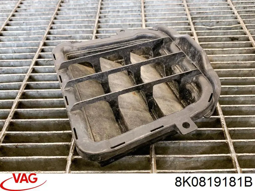 Решітка вентиляційна задня 8K0819181B VAG