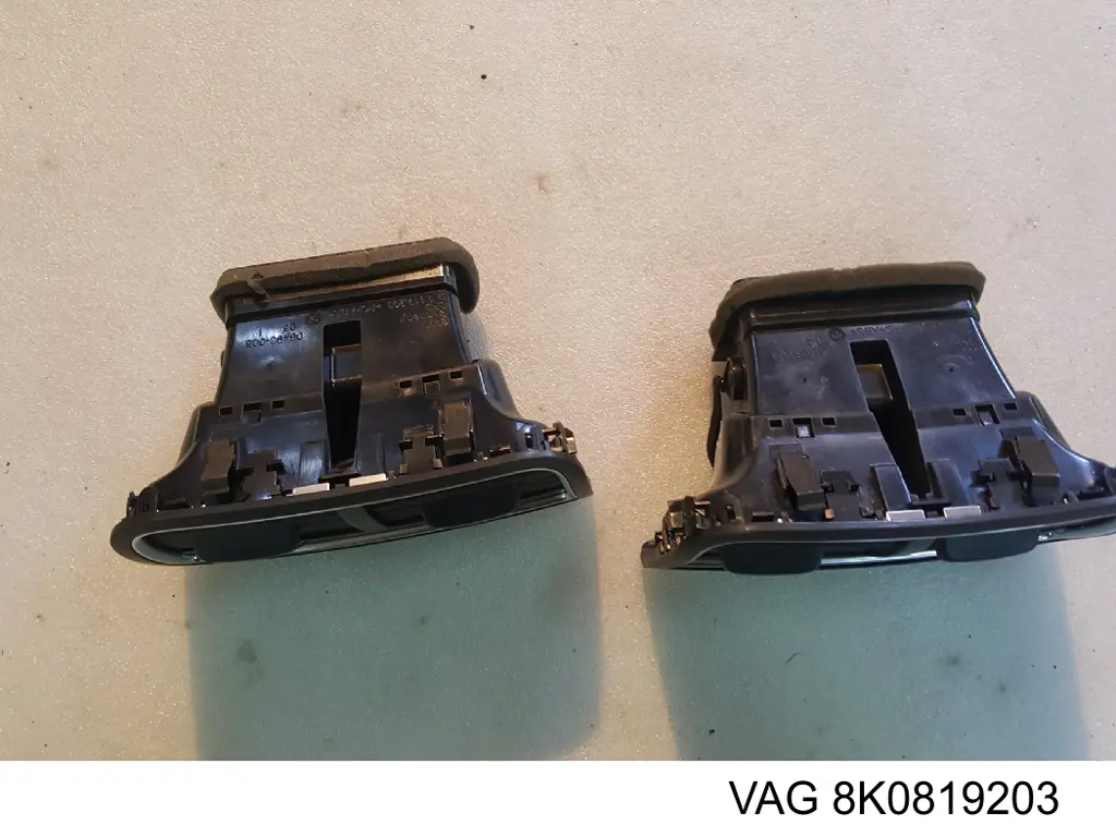 Решітка вентиляції салону в підлокітнику, задня 8K0819203 VAG