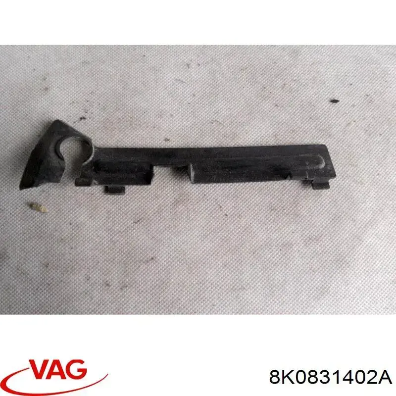 Петля заднтої двері, правої 8K0831402A VAG