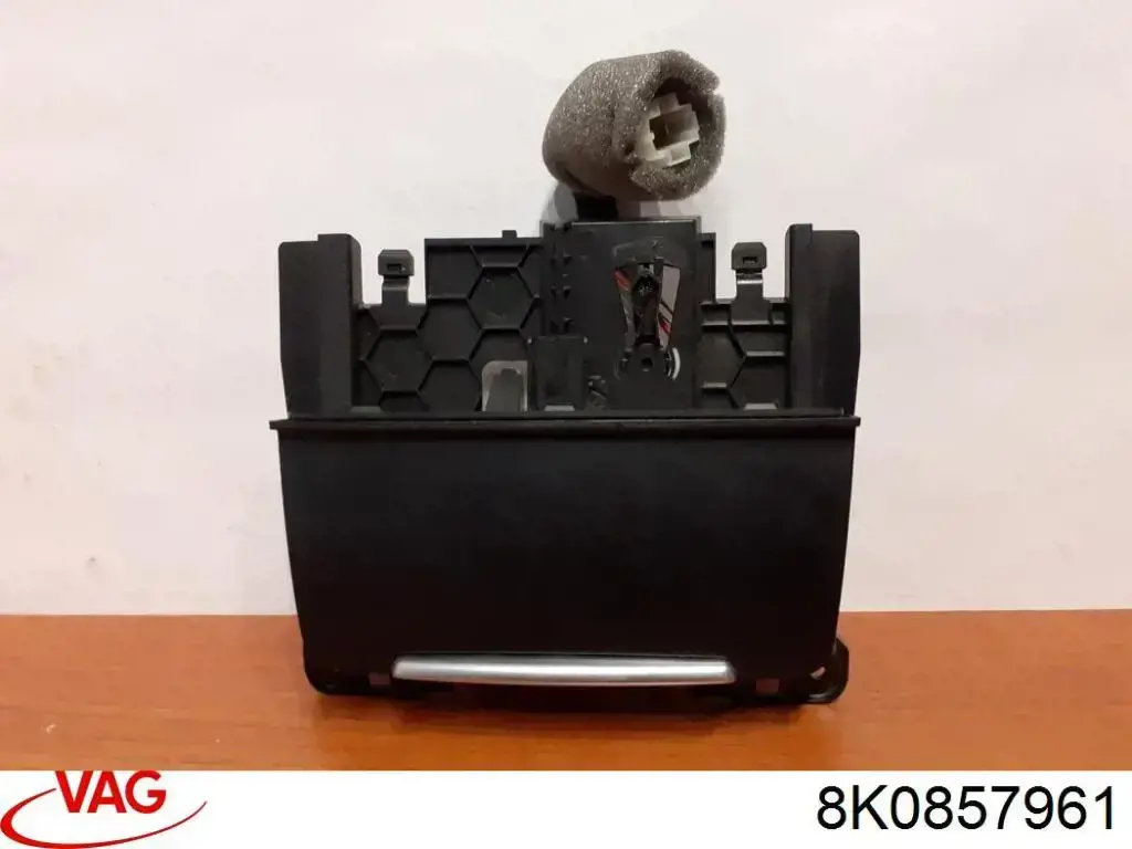 Попільничка центральної консолі VAG 8K0857961
