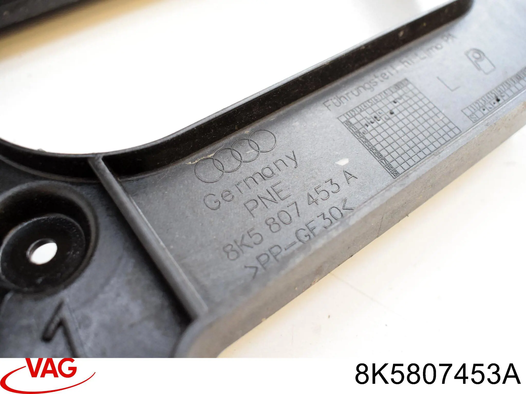 Направляюча заднього бампера, ліва VAG 8K5807453A