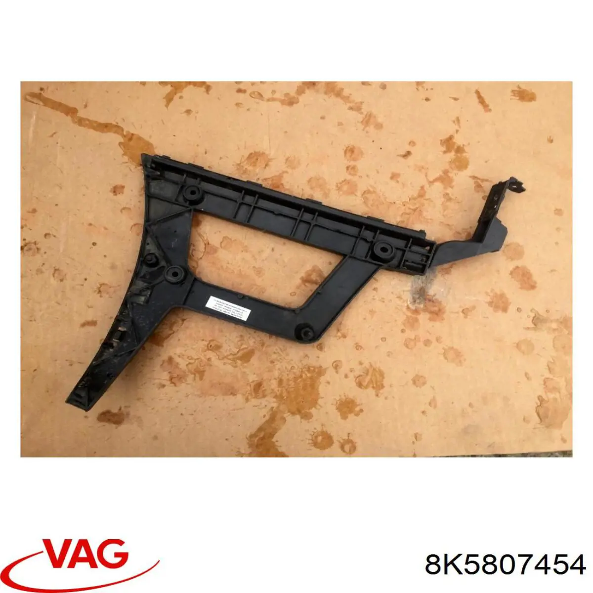 Кронштейн бампера заднього, правий 8K5807454 VAG