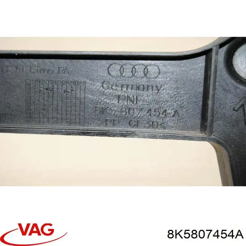 Направляюча заднього бампера, права VAG 8K5807454A