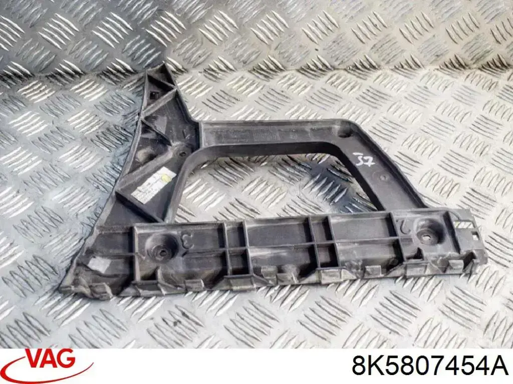 Направляюча заднього бампера, права 8K5807454A VAG