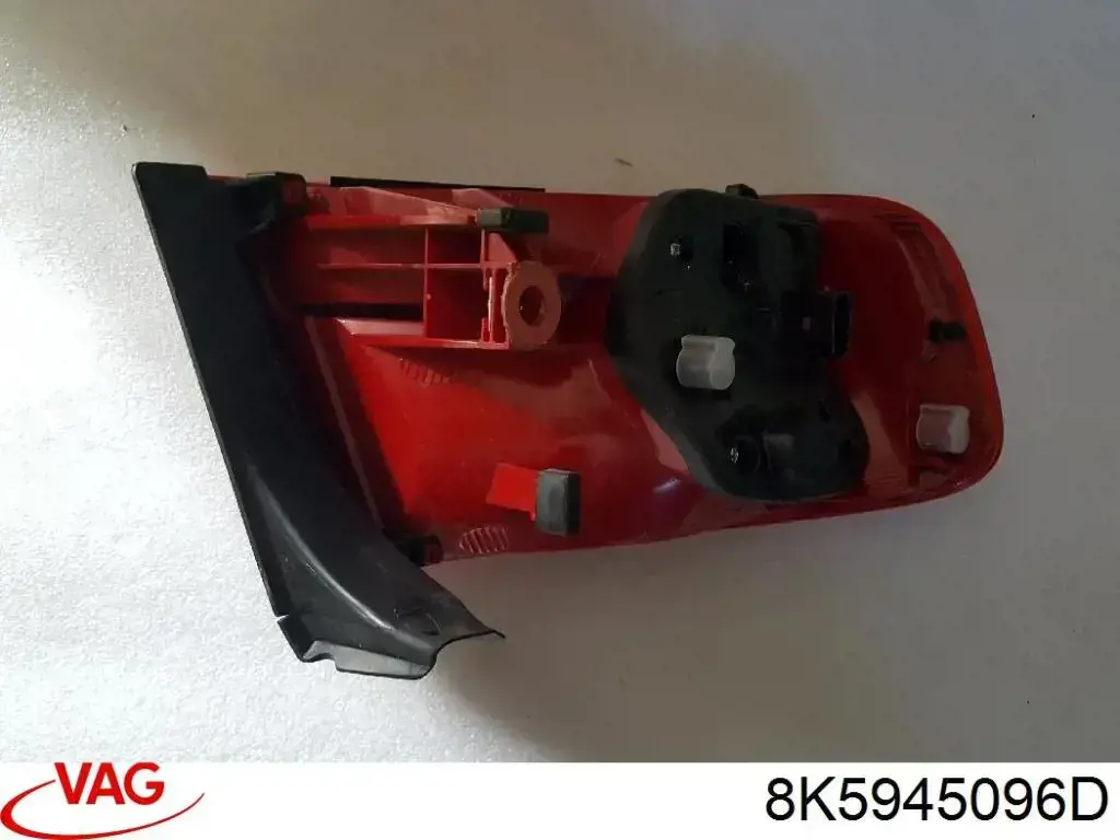 8K5945096D VAG Фара задня права зовнішня