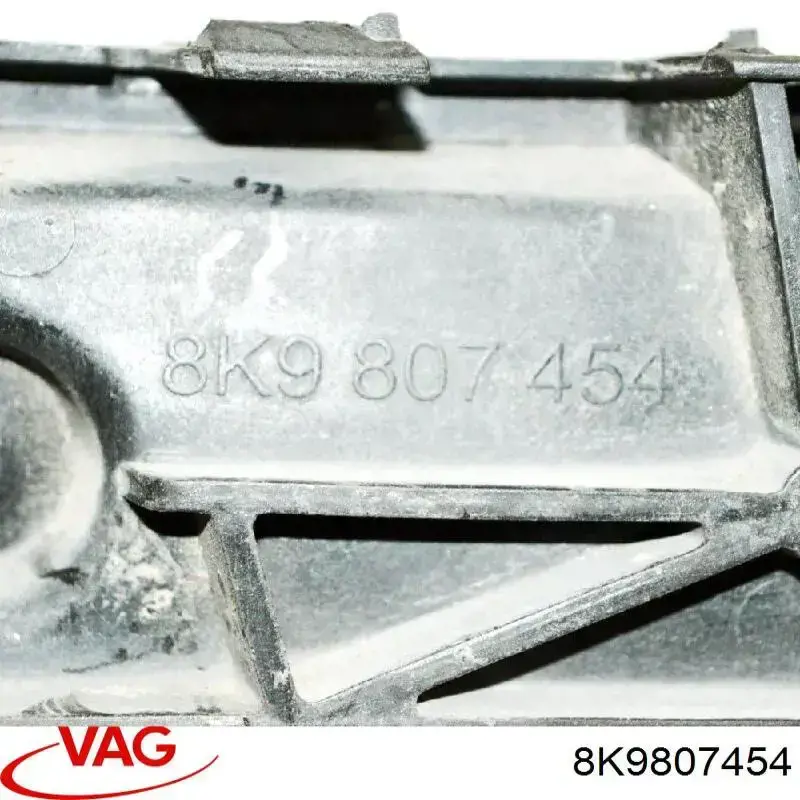 Направляюча заднього бампера, права 8K9807454 VAG
