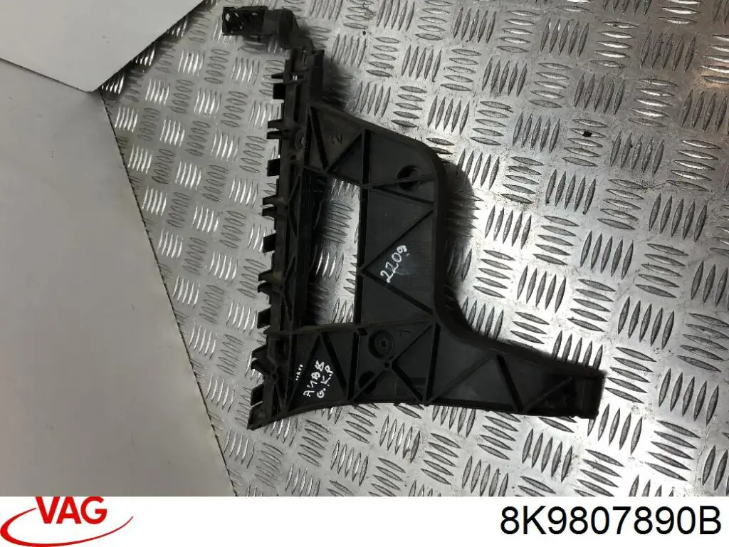 Кронштейн бампера заднього, правий 8K9807890B VAG