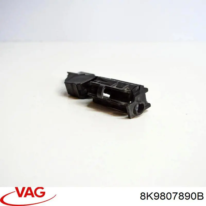 Кронштейн бампера заднього, правий VAG 8K9807890B
