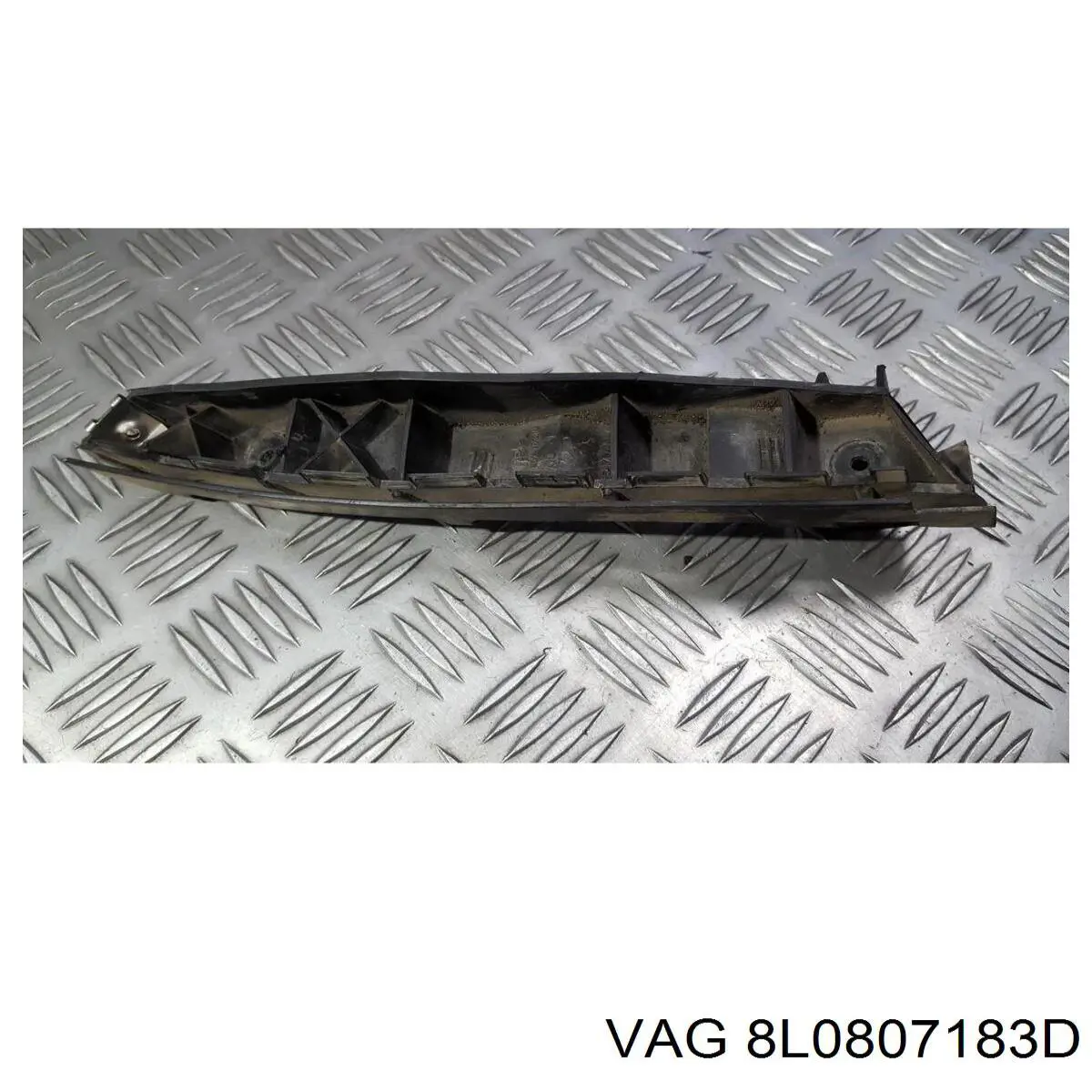 Кронштейн бампера переднього, лівий VAG 8L0807183D ціна, від 11.40 USD