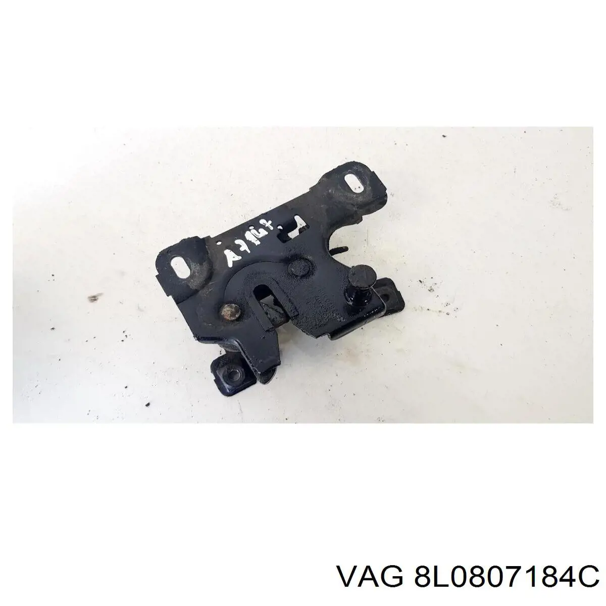 Кронштейн бампера переднього, правий 8L0807184D VAG